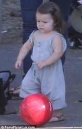 组图：贝嫂与女儿母女装抢镜 小七穿黑色斗篷卖萌