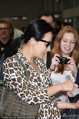 组图：刘嘉玲豹纹黑超抢眼 梁朝伟护花显恩爱