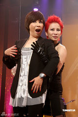 高清组图：温岚红发造型助阵黄小琥 大跳火辣断背舞