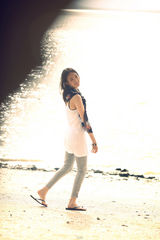 高清图：童瑶首推森林系写真 演绎异域自然风