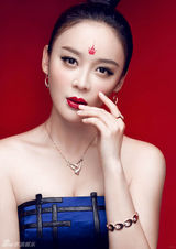 组图：袁姗姗烈焰红唇登封面 演艺时尚中国风