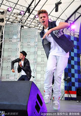 组图：贾斯汀比伯东京献唱 自摸裤裆表情超拽