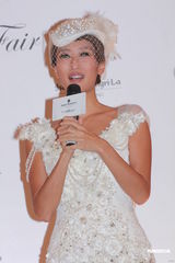 组图：谢婷婷着奢华婚纱 希望年年穿嫁衣