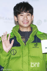 组图：金秀贤穿冬装会粉丝 帅气微笑俘获女心