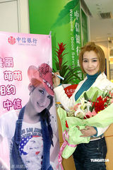 幻灯图：艾梦萌喜获专属借记卡 出新碟曲风遭抢 