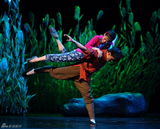 幻灯图：《铁道游击队》成舞剧 “打票车”像动作片