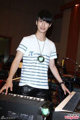 组图：严爵害羞不露人鱼线 女记者上阵验收