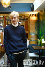 组图：韩媒对话李钟硕 金发高挑美少年