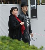 组图：潘玮柏上海行孝 陪母亲逛街吃饭