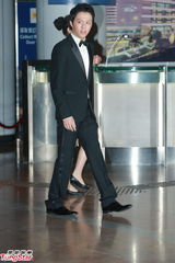 组图：晶刚香港大婚 李云迪到场摆胜利手势