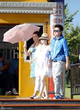 组图：李小璐挺大肚小鸟依人 贾乃亮体贴