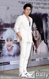 组图：李准基《Two Weeks》发布 西装笔挺帅气