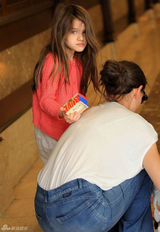 组图：凯蒂爱女慈母情怀 小苏瑞情绪低落避镜头