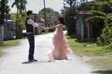 组图：Ella关岛教堂拍婚纱哽咽落泪
