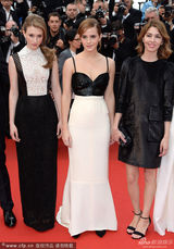 组图：《珠光宝气》首映 艾玛沃森美背一览无遗