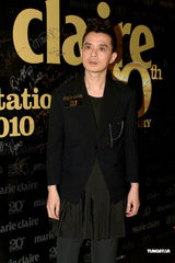 高清组图：徐若瑄深V拼性感 谈冯德伦笑而不答