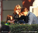 高清：小苏瑞现身片场 躺在妈妈身上像女王般尊贵