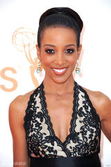 组图：艾美奖红毯 肖恩-罗宾森黑色蕾丝长裙性感