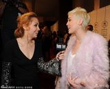 组图：麦莉格莱美派对清新风 收敛性感变俏皮