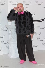 组图：薛芷伦罗霖盛装出席香港皮草设计赛