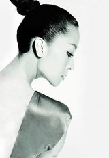 幻灯图集：苗圃最新黑白写真曝光 展现优雅气质