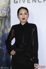 组图：杨千嬅开叉露背再走性感风 为爱子学省钱