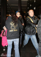 组图：章子怡外出散步 4小时后代言海报被泼墨