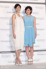 组图：桂纶镁陈妍希首次同场代言 相互欣赏不怕PK