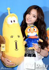 组图：韩团A pink任宣传大使黑白配甜美亮相