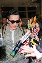 组图：杨幂围巾遮掩小腹 与刘恺威同避怀孕话题