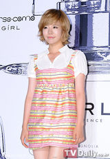 组图：少女时代EXO-K携手亮相香水新品问世会