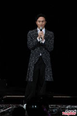 组图：周杰伦开个唱大秀人鱼线 张智霖同台助阵