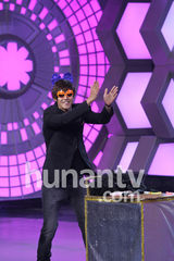 组图：金贤重录制《大本营》 搞怪卖萌惹粉丝尖叫