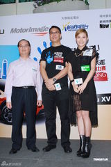 组图：江若琳郑融同台飙歌 为电台活动捧场