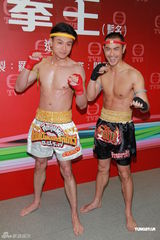 组图：《拳王》记者会 郑嘉颖黄浩然裸上身秀肌肉