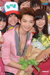 组图：辰亦儒香港签书遭粉丝强抱 澄清解散传言