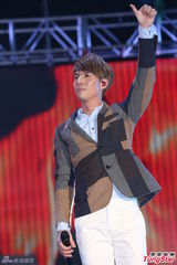 组图：严爵挑战唱跳险破音 林俊杰压轴热舞