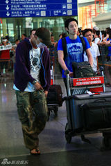 组图：吴镇宇现身机场引骚动 机长空姐争相合影