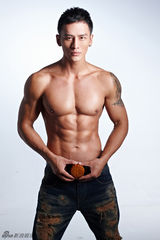 组图：顾又铭月饼广告宣传照性感迷人秀色可餐