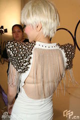 幻灯组图：傅颖拍MV穿性感舞衣 化身白发魔女