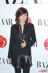 组图：刘嘉玲薄纱高开叉裙性感 谈梅姑遗物拍卖