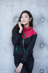 高清图：韩星金莎朗代言运动鞋 休闲动感身材曼妙