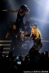 组图：麦当娜瑞典开唱 与舞伴床战拔枪引尖叫