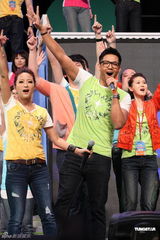 组图：萧亚轩昆凌等港台百位明星同台为公益开唱