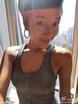 组图：吉克隽逸微博晒性感时尚生活照