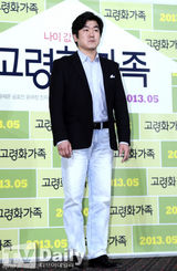 组图：《高龄化家族》试映 孔孝真抹胸短裙清凉