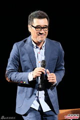 组图：李宗盛桃红衬衫开唱 称林忆莲唱得更好