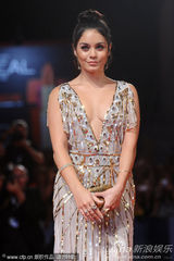 组图：《春假》首映 比伯女友与女伴比拼豪乳