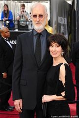 高清组图：《艺术家》男星詹姆斯-克伦威尔携伴亮相