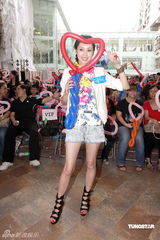 幻灯图集：郭可盈产后首度复工 恢复窈窕好身材